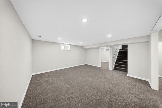 24 VANSANT RD, Newark, DE 19711