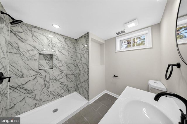 24 VANSANT RD, Newark, DE 19711