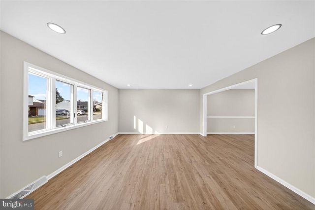 24 VANSANT RD, Newark, DE 19711