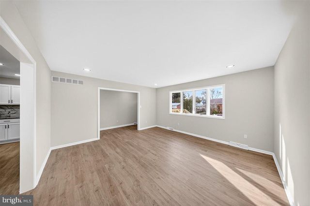 24 VANSANT RD, Newark, DE 19711