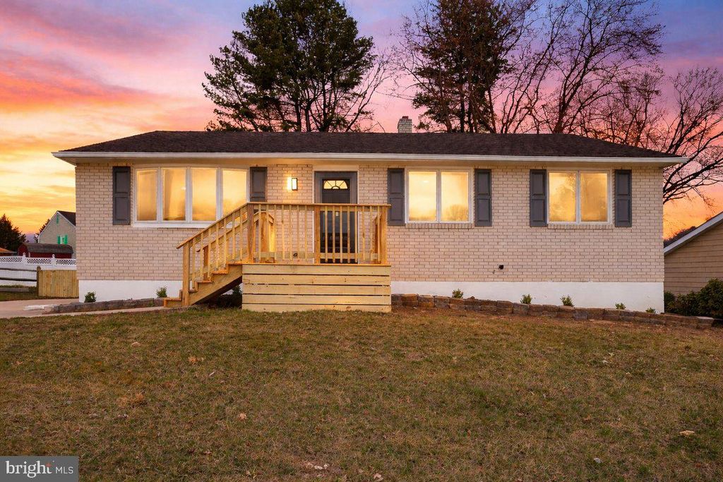 24 VANSANT RD, Newark, DE 19711