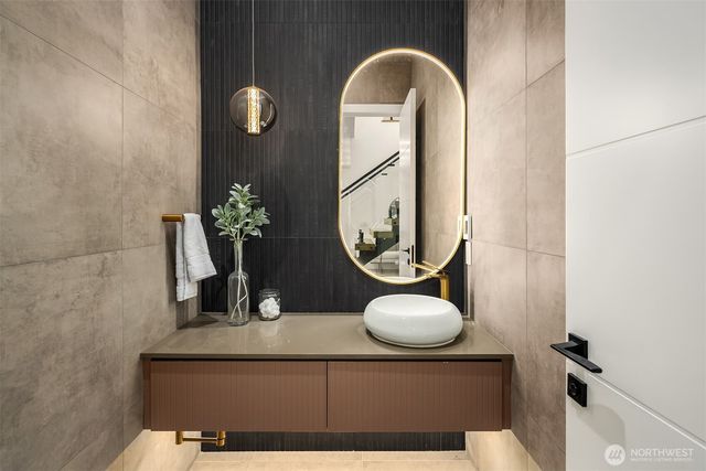 10656 Woodhaven Lane, Bellevue, WA 98004