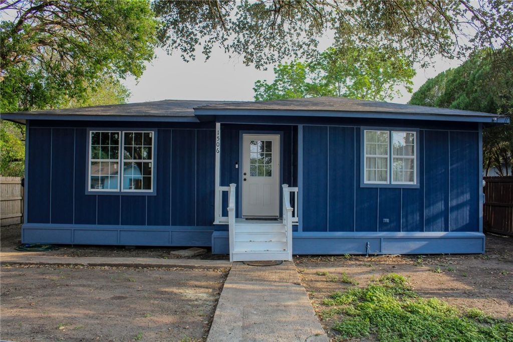 1506 Elvira St, Alice, TX 78332