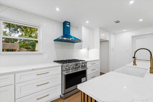 10730 Wickersham Lane, Houston, TX 77042