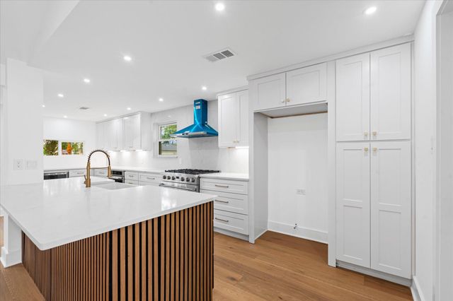 10730 Wickersham Lane, Houston, TX 77042