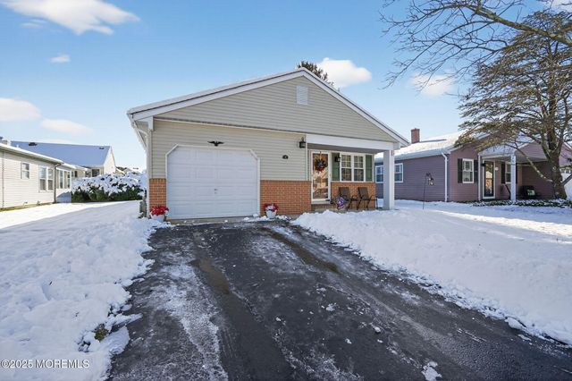 14 Doral Drive, Toms River, NJ 08757