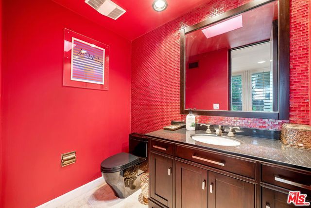 11508 Thurston Circle, Los Angeles, CA 90049