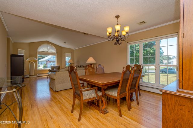 87 Canterbury Lane, Toms River, NJ 08757