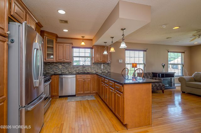 87 Canterbury Lane, Toms River, NJ 08757