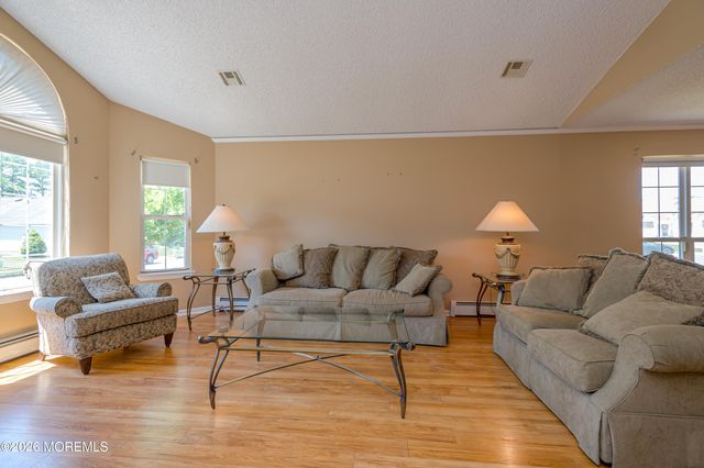 87 Canterbury Lane, Toms River, NJ 08757