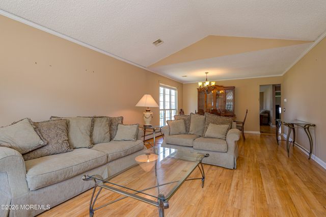 87 Canterbury Lane, Toms River, NJ 08757
