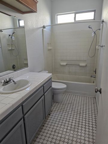 863 El Monte Ct, Los Banos, CA 93635