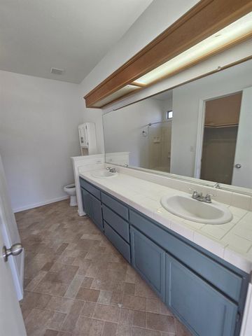 863 El Monte Ct, Los Banos, CA 93635