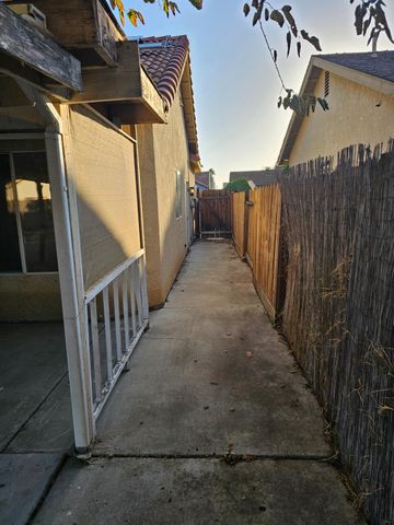 863 El Monte Ct, Los Banos, CA 93635