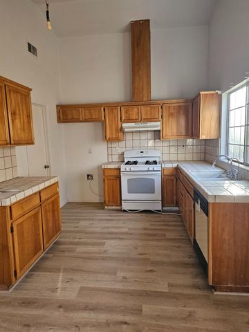 863 El Monte Ct, Los Banos, CA 93635