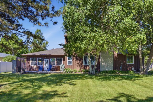 2504 18th Street S, Moorhead, MN 56560