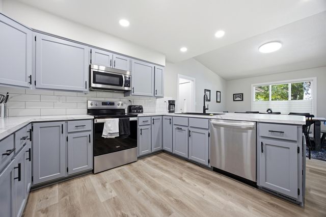 2504 18th Street S, Moorhead, MN 56560