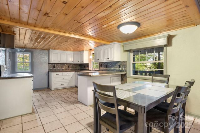 820 Peacehaven Place NW, Lenoir, NC 28645