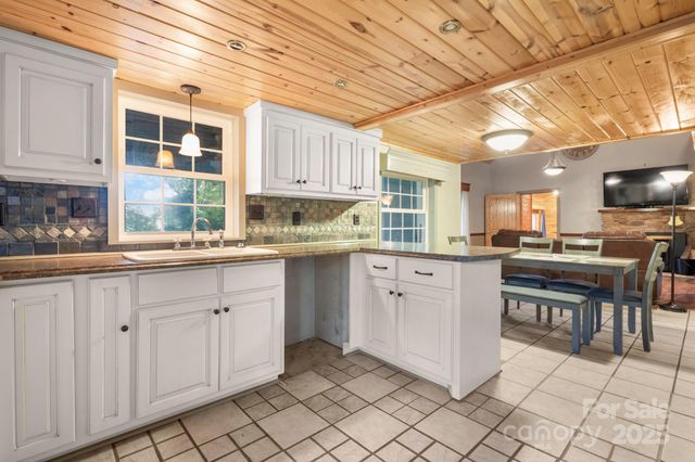 820 Peacehaven Place NW, Lenoir, NC 28645