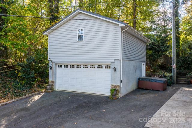 820 Peacehaven Place NW, Lenoir, NC 28645