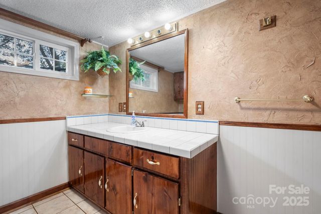 820 Peacehaven Place NW, Lenoir, NC 28645