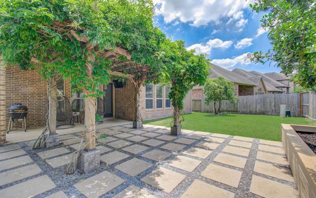 2332 Shallow Creek Lane, Friendswood, TX 77546