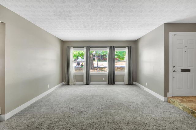 1130 W Westview Street, Springfield, MO 65807