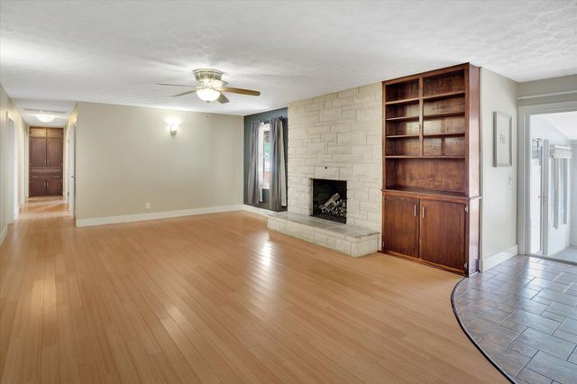 1130 W Westview Street, Springfield, MO 65807