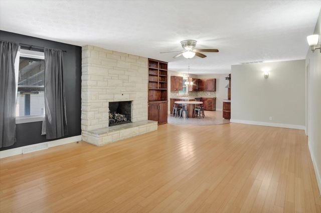 1130 W Westview Street, Springfield, MO 65807