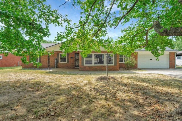 1130 W Westview Street, Springfield, MO 65807