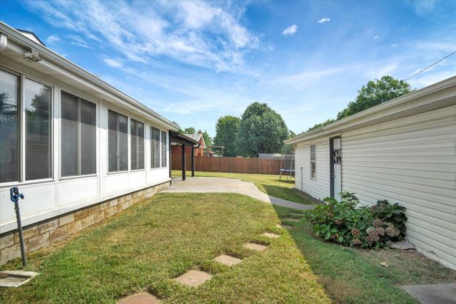 1130 W Westview Street, Springfield, MO 65807