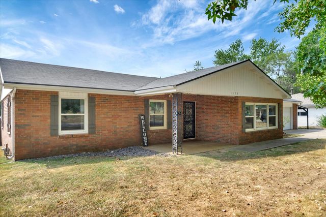 1130 W Westview Street, Springfield, MO 65807