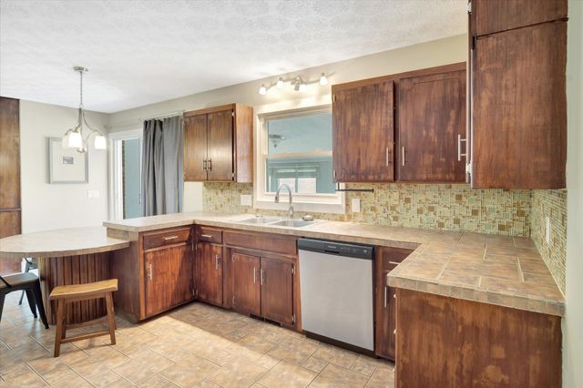 1130 W Westview Street, Springfield, MO 65807