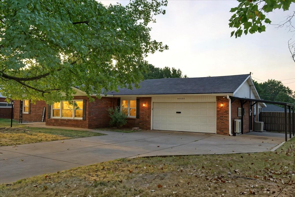 1130 W Westview Street, Springfield, MO 65807