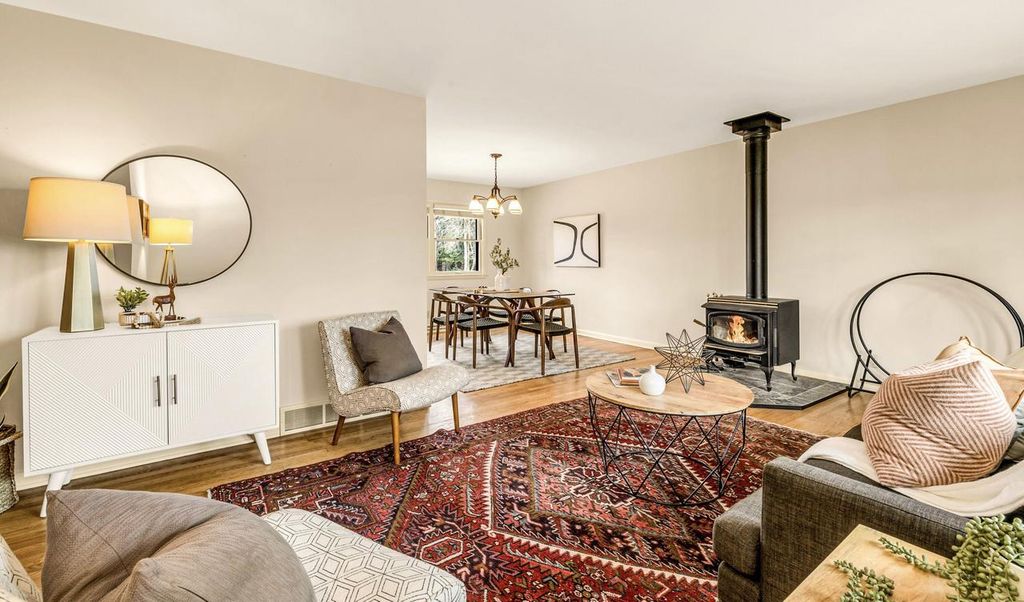 13733 N Hillside DRIVE, Mequon, WI 53097