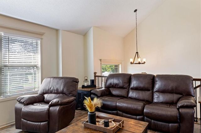 904 NW 110th Terrace, Kansas City, MO 64155