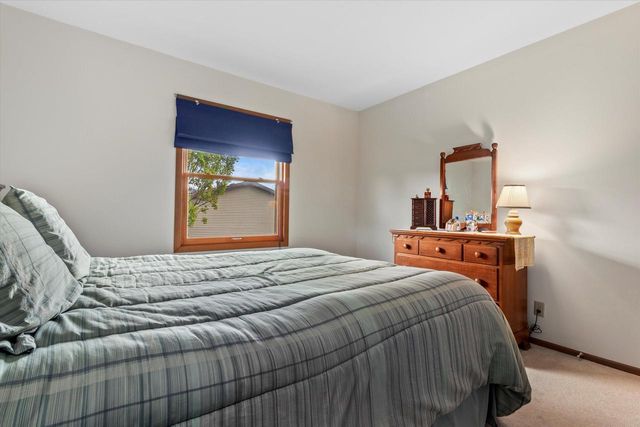 10340 W Parkwood DRIVE, Franklin, WI 53132