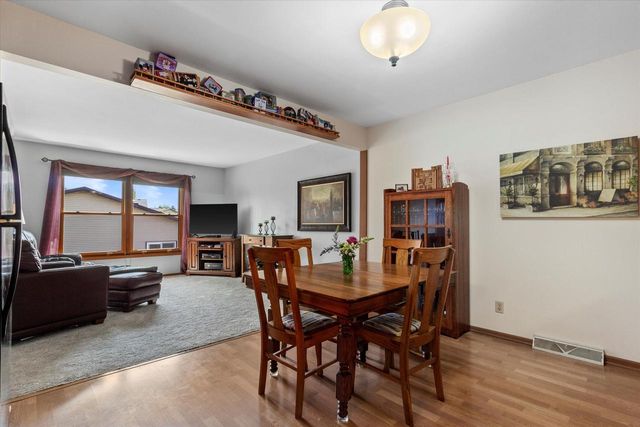 10340 W Parkwood DRIVE, Franklin, WI 53132