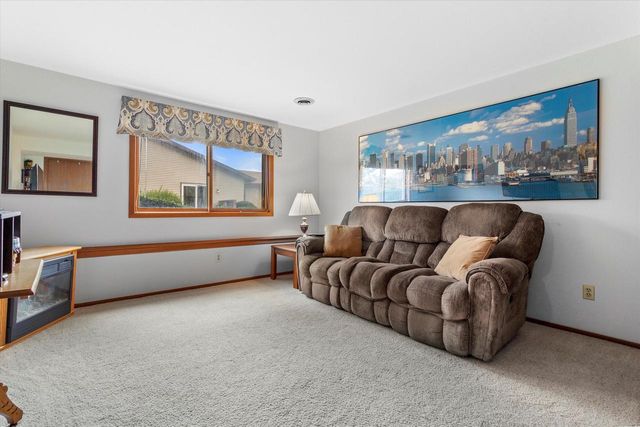 10340 W Parkwood DRIVE, Franklin, WI 53132