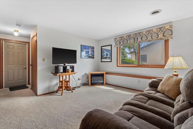 10340 W Parkwood DRIVE, Franklin, WI 53132