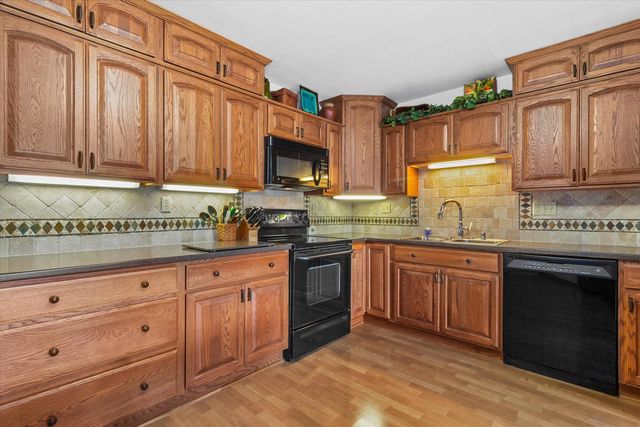 10340 W Parkwood DRIVE, Franklin, WI 53132