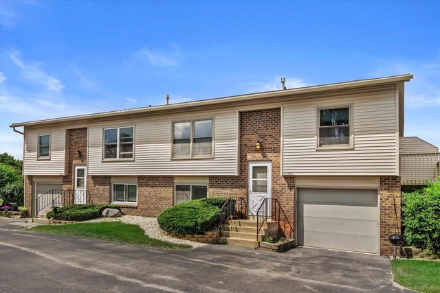 10340 W Parkwood DRIVE, Franklin, WI 53132