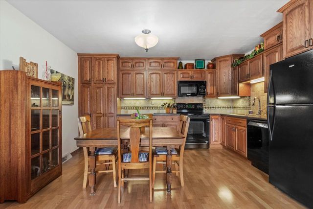 10340 W Parkwood DRIVE, Franklin, WI 53132