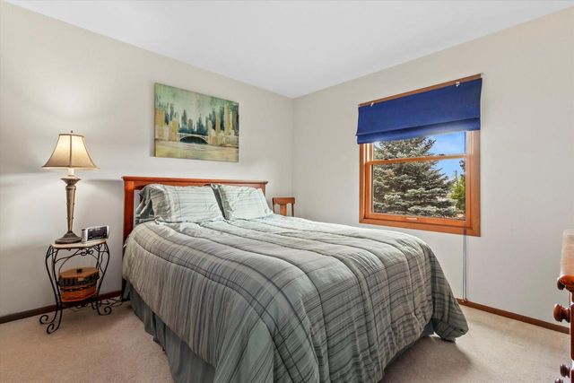 10340 W Parkwood DRIVE, Franklin, WI 53132
