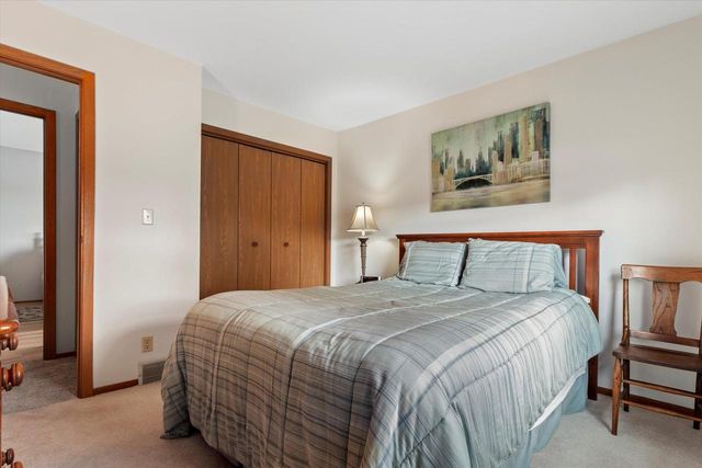 10340 W Parkwood DRIVE, Franklin, WI 53132