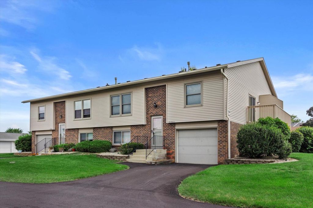10340 W Parkwood DRIVE, Franklin, WI 53132
