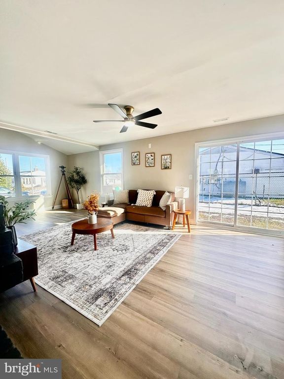 Image 15 of property listing at 23 TAMARACK LN, Levittown, PA 19054