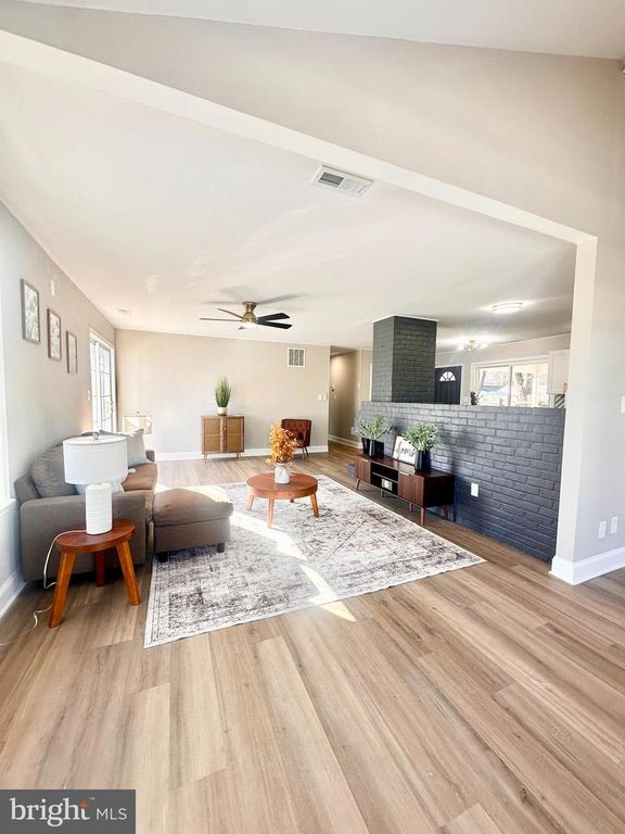 Image 5 of property listing at 23 TAMARACK LN, Levittown, PA 19054