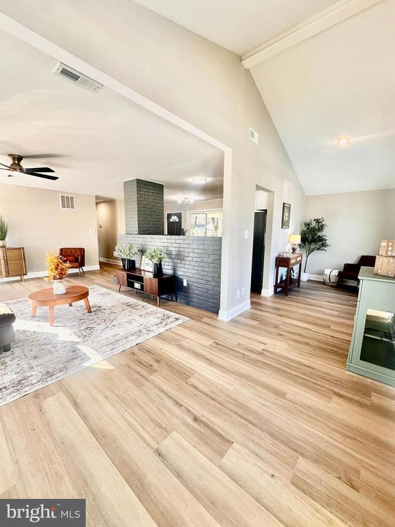 Image 6 of property listing at 23 TAMARACK LN, Levittown, PA 19054