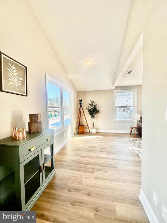 Image 7 of property listing at 23 TAMARACK LN, Levittown, PA 19054